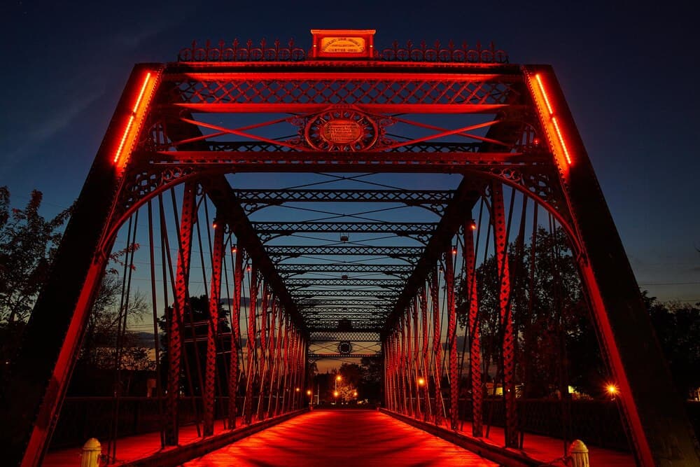 Iluminación de rojo por el Día Mundial de la Lucha contra el Sida