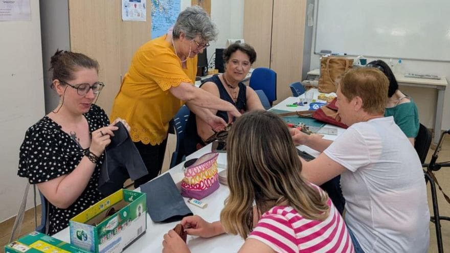 Taller de cuero para beneficiarios de Amizade