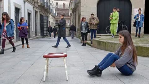 Acacia Ojea baila en la plaza de A Pedra