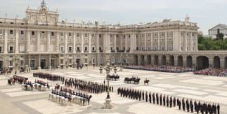 Relevo Solemne de la Guardia Real en el Palacio Real de Madrid