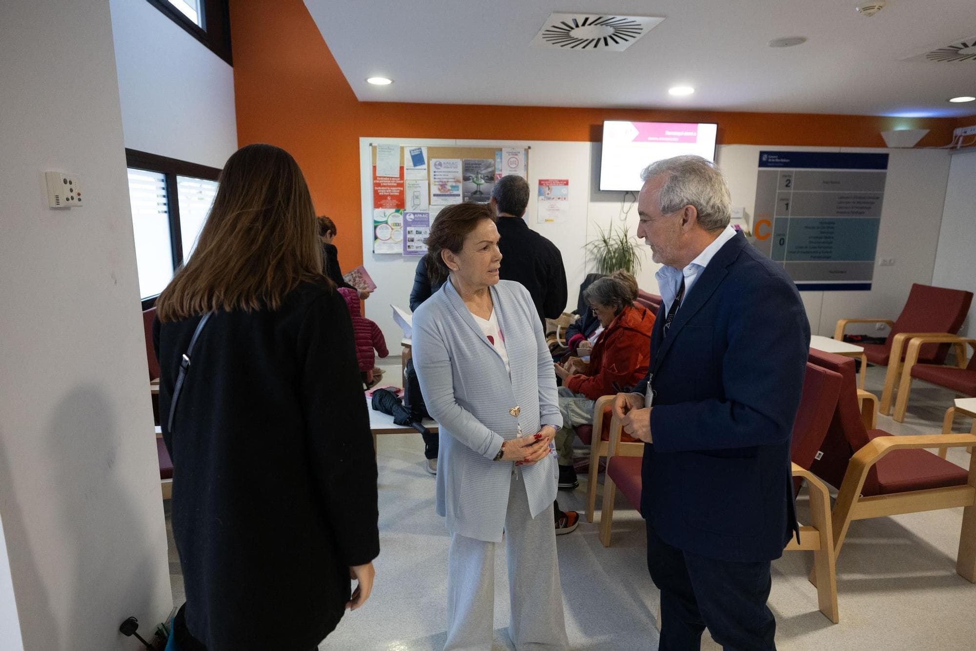 Entrega de libros en el Hospital de Día de Oncología de Can Misses