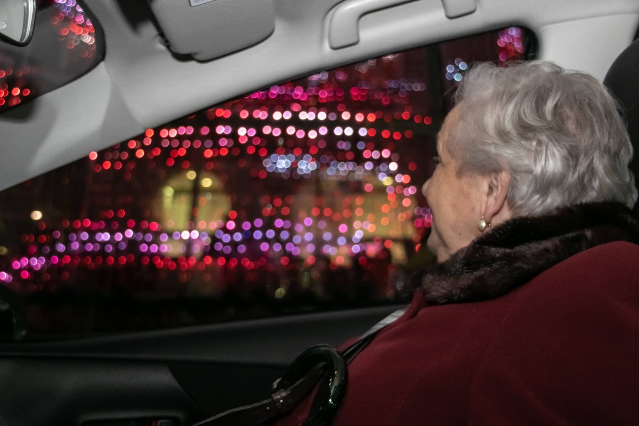 Visita de ancianos a las luces de Navidad
