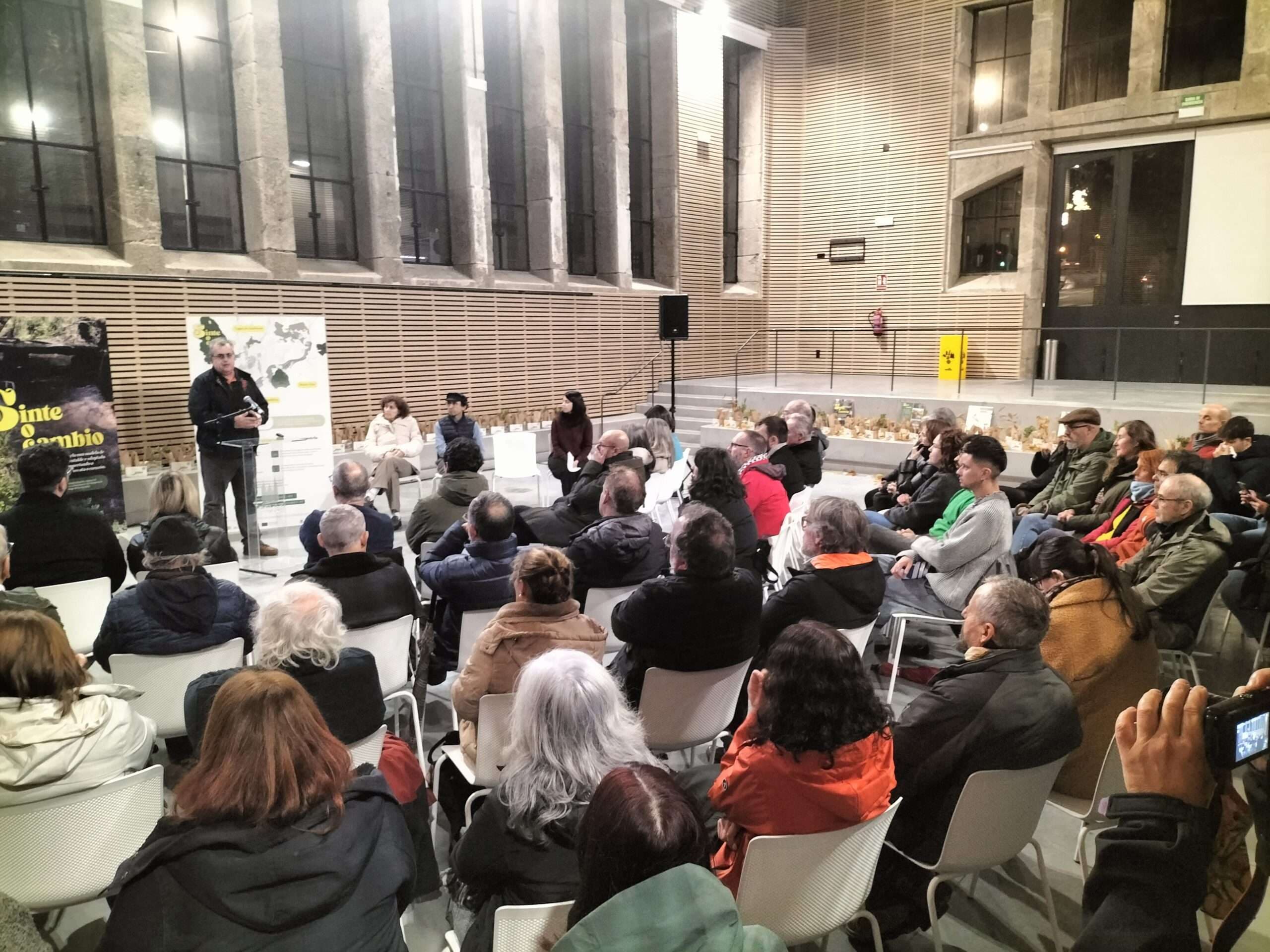 Exposición informativa y reparto de árboles