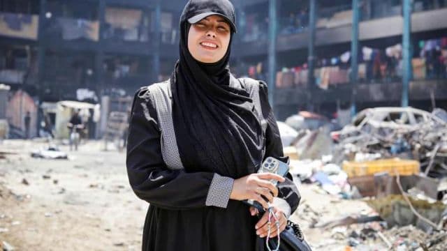 Proyección de 'Put Your Soul on Your Hand and Walk' / لماء ضع على يدك وامشي