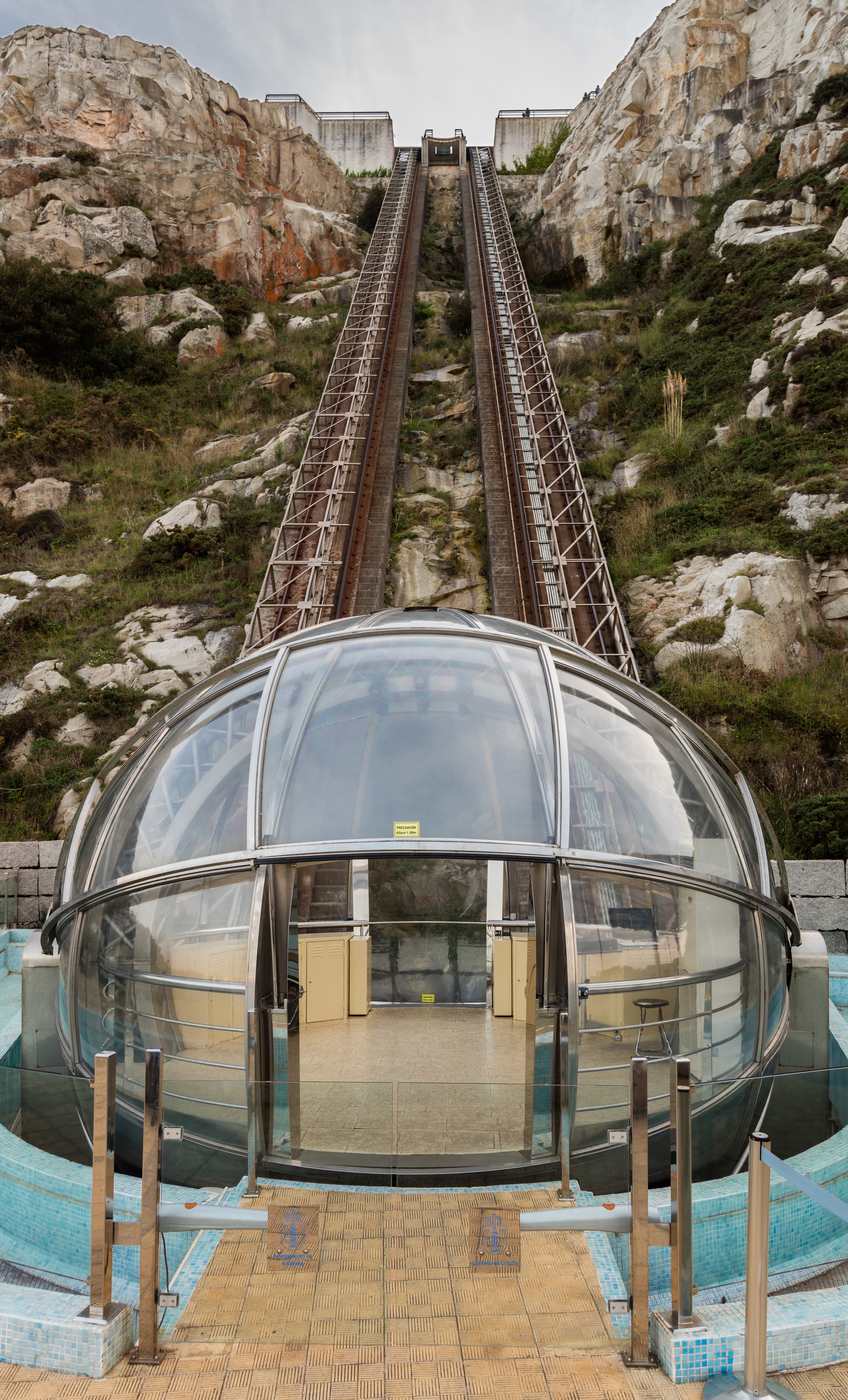 File:Ascensor del Monte de San Pedro, La Coruña, España, 2015-09 ...