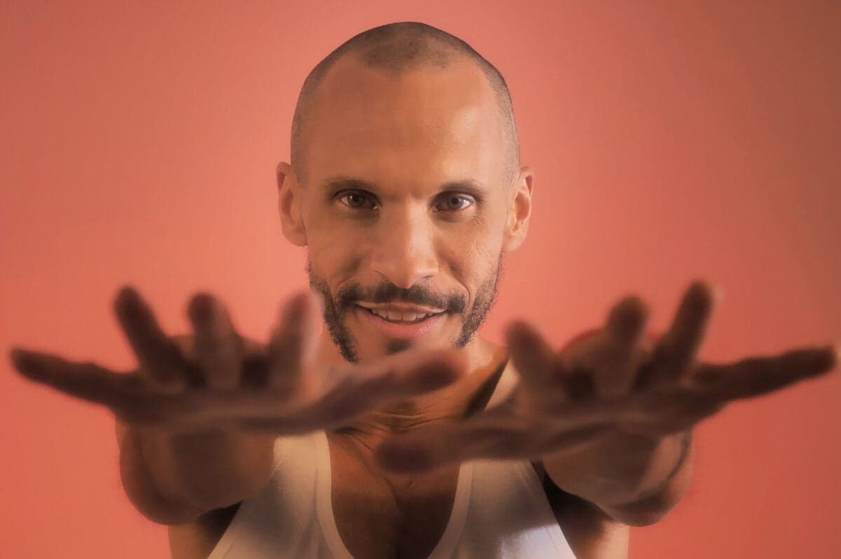 Gustavo Almeida celebra 20 años de su primer disco