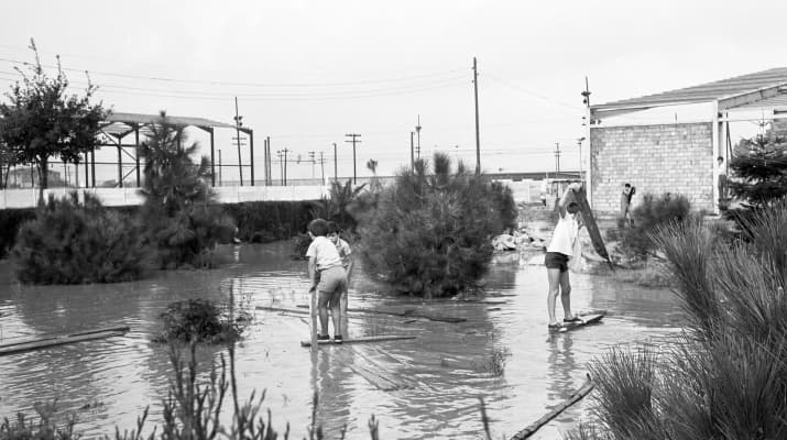 Paseo por las calles que aparecen en las fotografías de la exposición "La riuada del 1971"