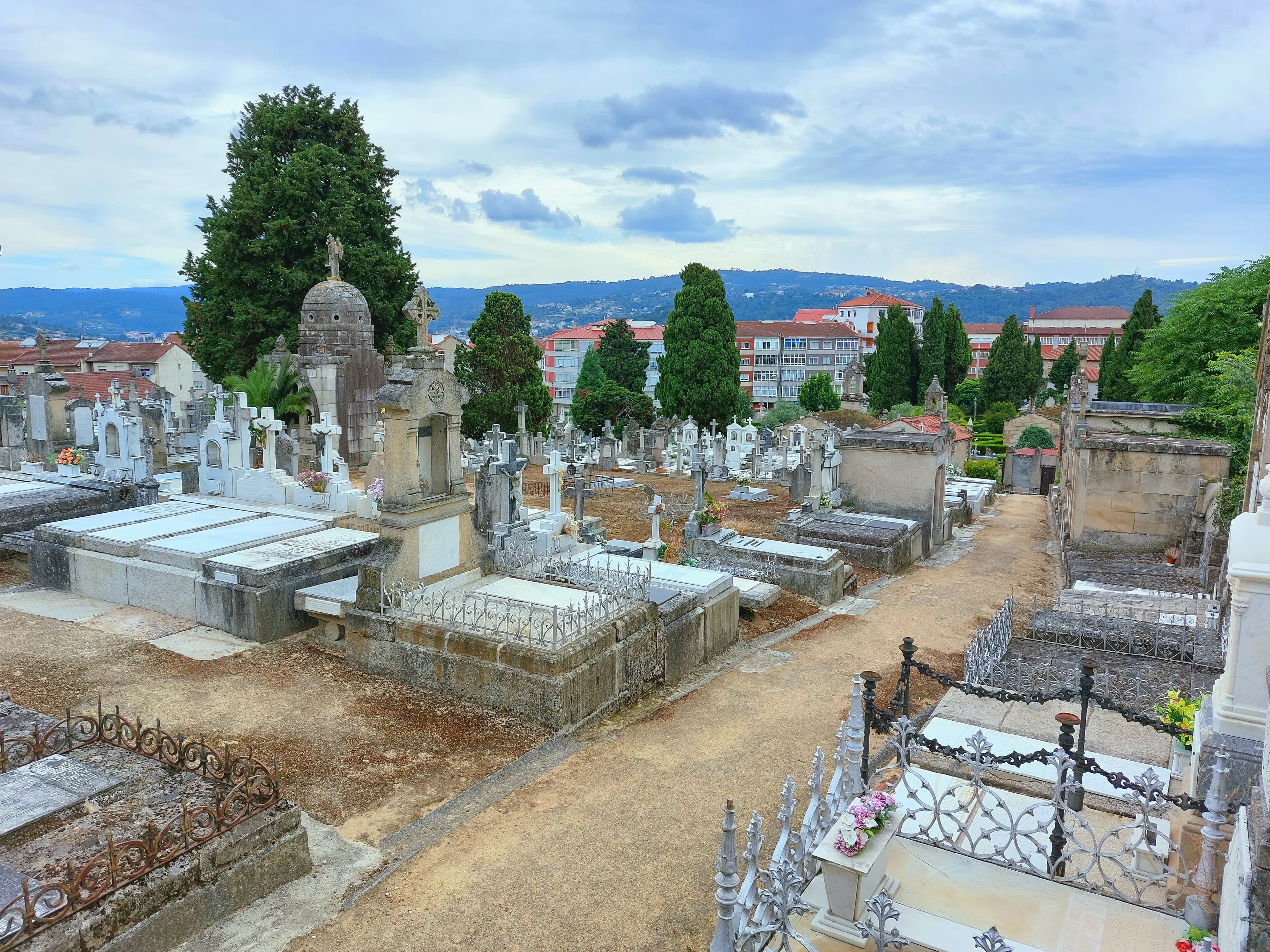 File:Cementerio San Francisco Ourense.jpg - Wikimedia Commons