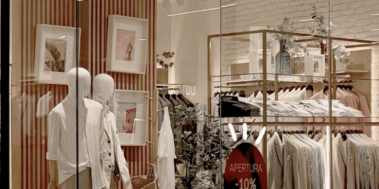 Música de DJ en directo para la inauguración de Suits Inc