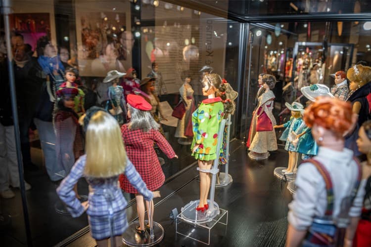 Visita comentada gratuita a la exposición 'Nines i moda'