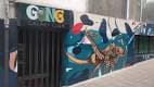 Fachada y entrada del Gong Galaxy Club con mural artístico