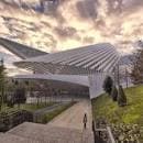 Vista exterior del moderno edificio principal del Recinto La Ería bajo un cielo dramático