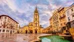 Vista panorámica de la Plaza de la Catedral de Oviedo con la torre gótica de la iglesia