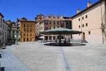 Vista panorámica de la Plaza del Paraguas en un día soleado, destacando la arquitectura tradicional