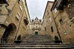 Perspectiva de la calle empinada y escaleras que conducen a la Iglesia de Santa María Nai