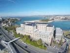 Vista aérea panorámica del hospital y la costa de A Coruña