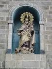 Detalle de la imagen de la Virgen del Carmen en la hornacina de la fachada