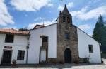 Vista exterior de la Iglesia de San Caetano con su campanario bajo cielo azul