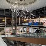 Atrio interior del centro comercial con iluminación moderna y escaleras