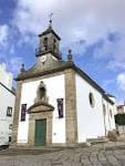 Vista exterior de la Capilla Nosa Señora das Angustias con fachada blanca y campanario de piedra