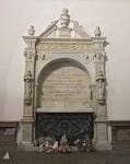 Monumento funerario de mármol blanco en el interior del Panteón de Galegos Ilustres