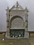 Sepulcro de Rosalía de Castro, destacando el arco y la ornamentación interior