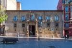 Vista frontal de la fachada principal del Palacio de los Condes de Toreno en Oviedo