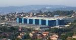 Vista panorámica diurna del Hospital Álvaro Cunqueiro en el entorno de Vigo