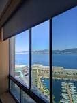 Vistas panorámicas del puerto deportivo de Vigo desde una ventana