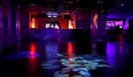Interior de la discoteca Vanitas con pista de baile y cabina de DJ iluminada