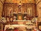Interior del altar mayor de la Iglesia de Santo André de Valladares decorado con arreglos florales