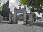 Arco de entrada principal de piedra del Cementerio de Lavadores en Vigo