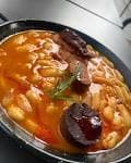 Primer plano de un plato de fabada asturiana tradicional