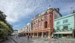 Fachada exterior del Theatre Royal Brighton en la calle, con edificios circundantes