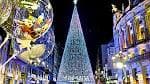 Gran árbol de Navidad iluminado en el centro de Vigo, visto desde la calle