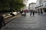 Zona peatonal de New Road en Brighton con bancos y árboles
