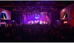 Interior de la sala de eventos durante un concierto con público y luces de escenario