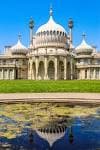 Fachada principal del Royal Pavilion con reflejo en el agua