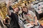 Dos personas posando para una selfie dentro de la tienda de discos, posiblemente durante un evento