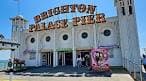 Entrada principal del icónico Brighton Palace Pier en un día soleado