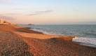 Vista de la playa de guijarros de Hove Lawns al atardecer