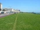 Extensión de césped de Hove Lawns junto al paseo marítimo y edificios residenciales