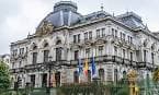 Fachada principal del Palacio de la Junta General del Principado de Asturias en un día nublado