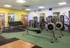 Interior de la sala de pesas y fitness del Moulsecoomb Community Leisure Centre