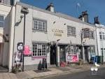 Vista exterior de la fachada de The Caxton Arms en Brighton