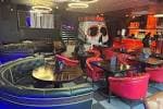 Zona de asientos y lounge con decoración temática de calavera, ideal para eventos