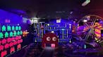 Área de juegos y arcade con temática retro y luces ultravioleta