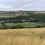 Vista panorámica del estadio The Enclosed Ground en un entorno de colinas, Brighton