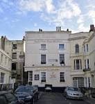 Vista exterior de la Regency Tavern, edificio de fachada blanca catalogado Grade II