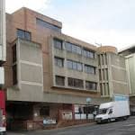 Vista exterior del Brighthelm Church and Community Centre desde la calle, mostrando la entrada principal.